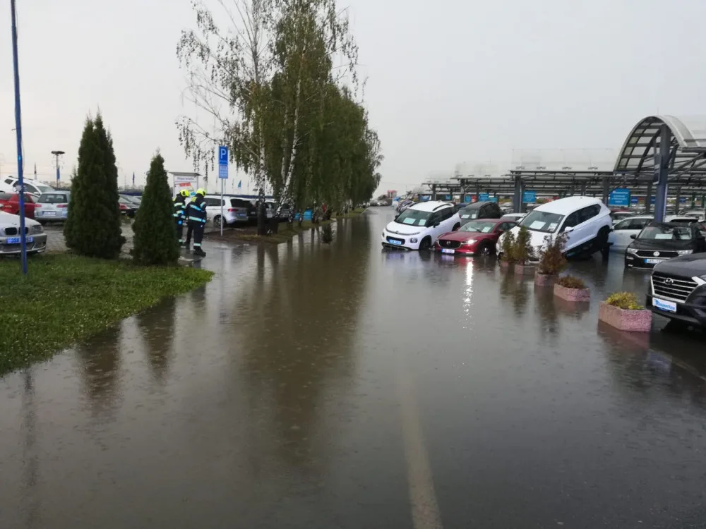 Bouřka v Praze narušila provoz vlaků i tramvají