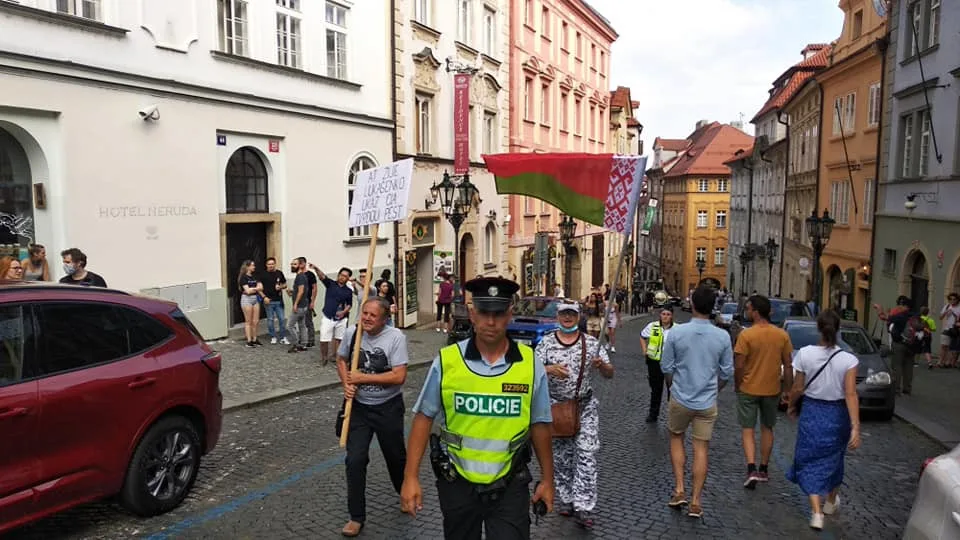 Přes 200 lidí v Praze demonstruje kvůli situaci v Bělorusku.