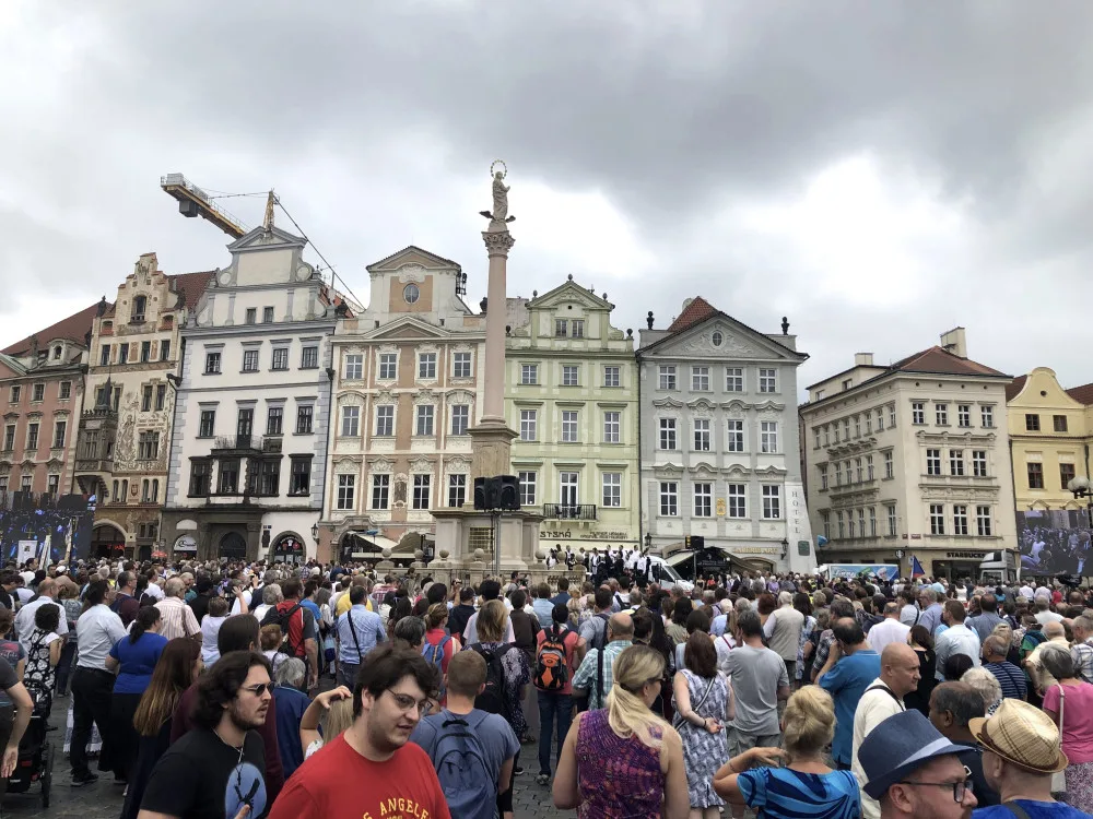 Duka požehnal mariánský sloup. „Hanba!“ skandovali odpůrci