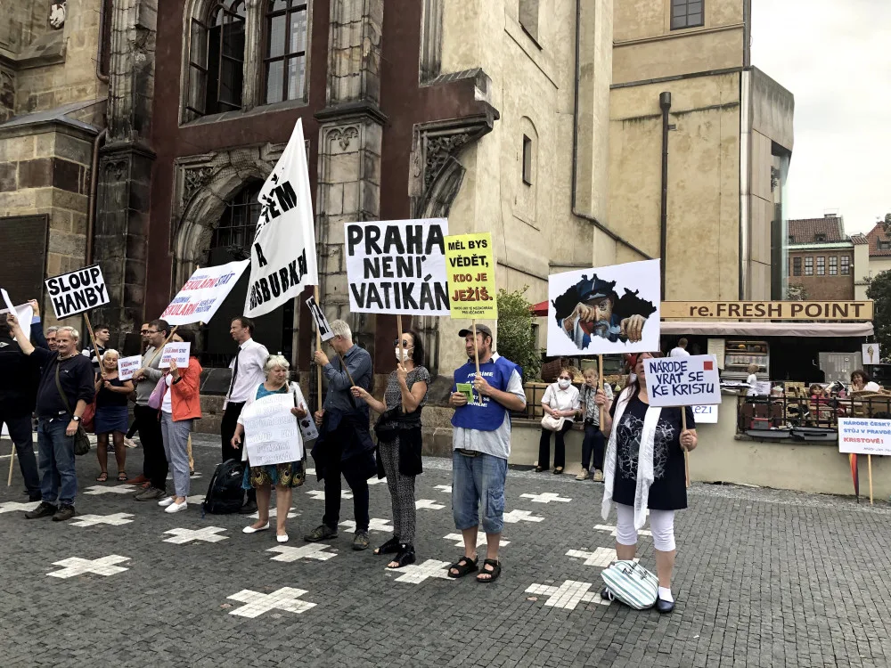 „Je to jako znovu postavit pomník Stalina.“ Drbna vyzpovídala protestující proti mariánskému sloupu