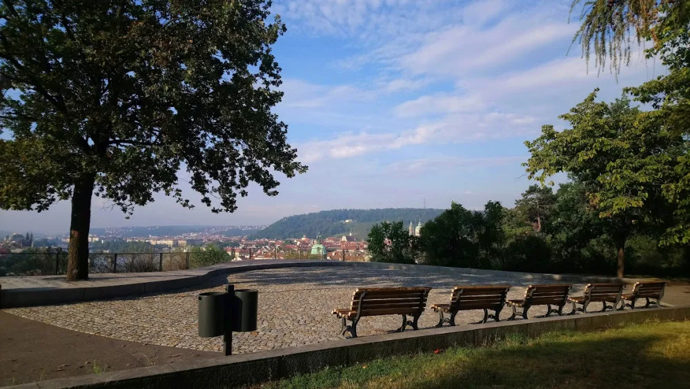 Blátivý svah je minulostí. Vyhlídka na Letné prošla rekonstrukcí.