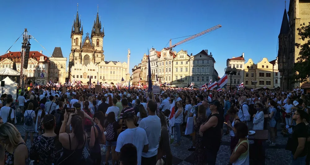 V Praze vyjadřuje solidaritu s demonstranty v Minsku tisíc lidí.