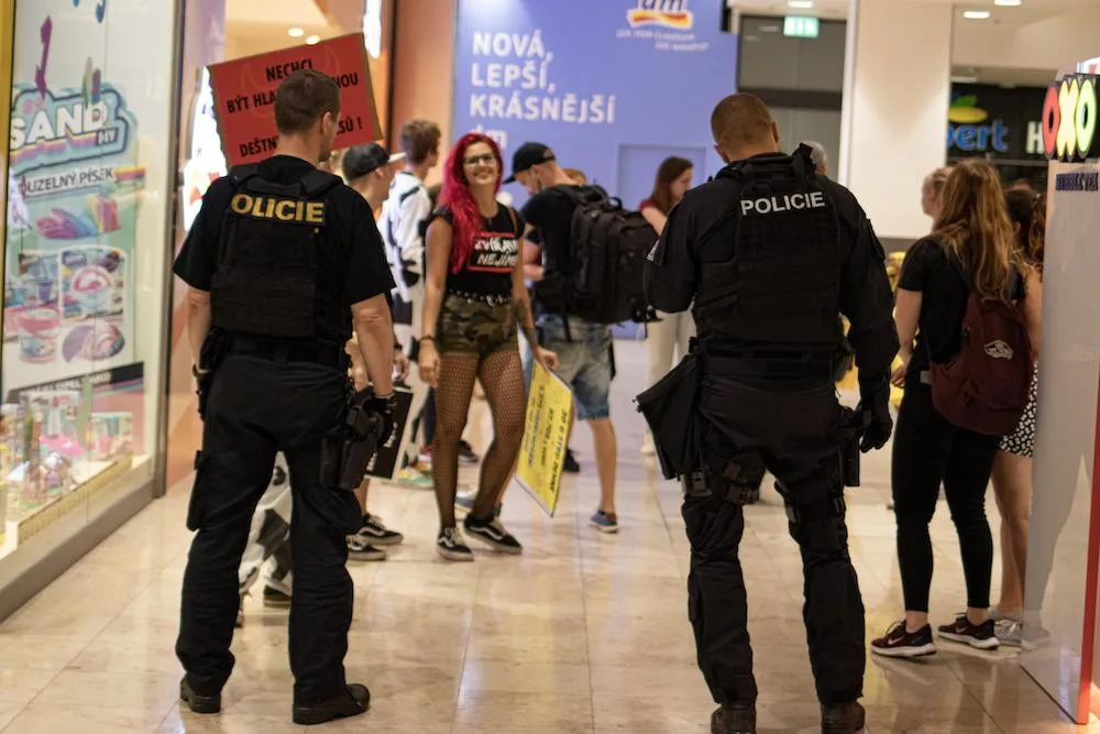 Aktivisté zaplavili Albert v Arkádách. Protestovali proti kampani za záchranu lesů.