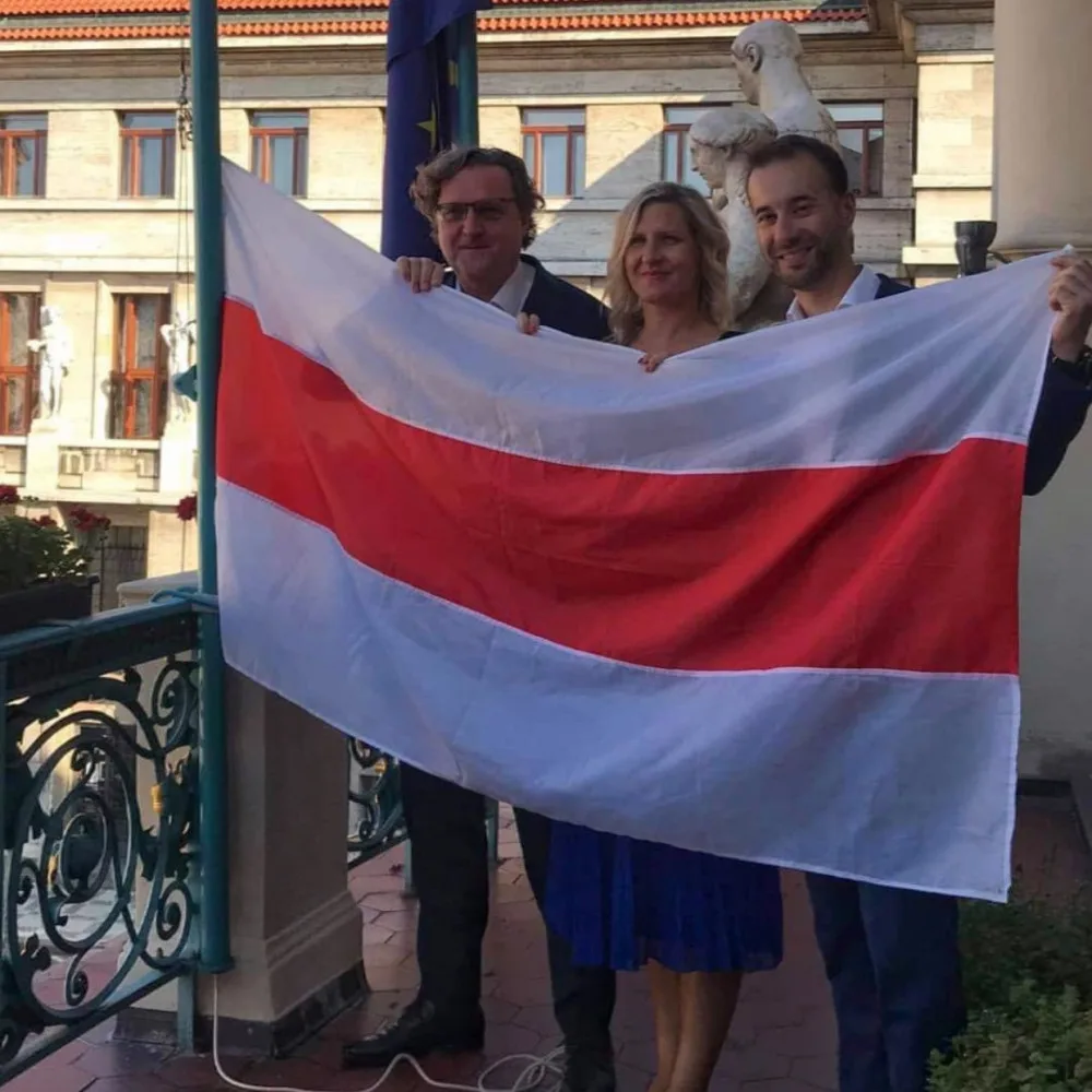 Na pražském magistrátu zavlála historická běloruská vlajka.