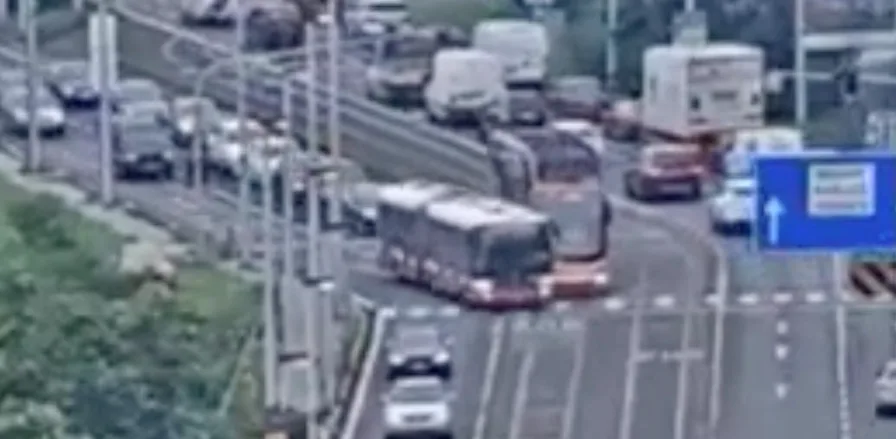 Autobus vjel přímo do cesty rozjeté tramvaji. Střetu nešlo zabránit, jen náhodou se nikdo nezranil.