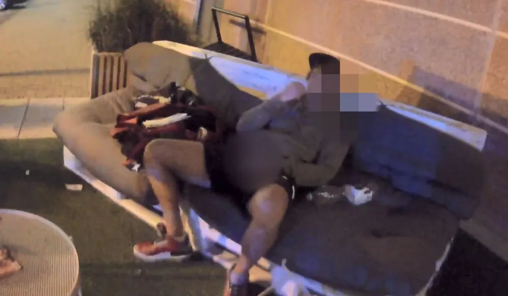 VIDEO: Mladík poničil posezení na Zličíně. Na strážníky čekal s penisem v ruce