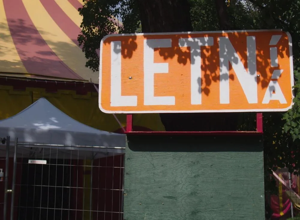 Vzdušní akrobaté zahájili festival nového cirkusu na Letné.