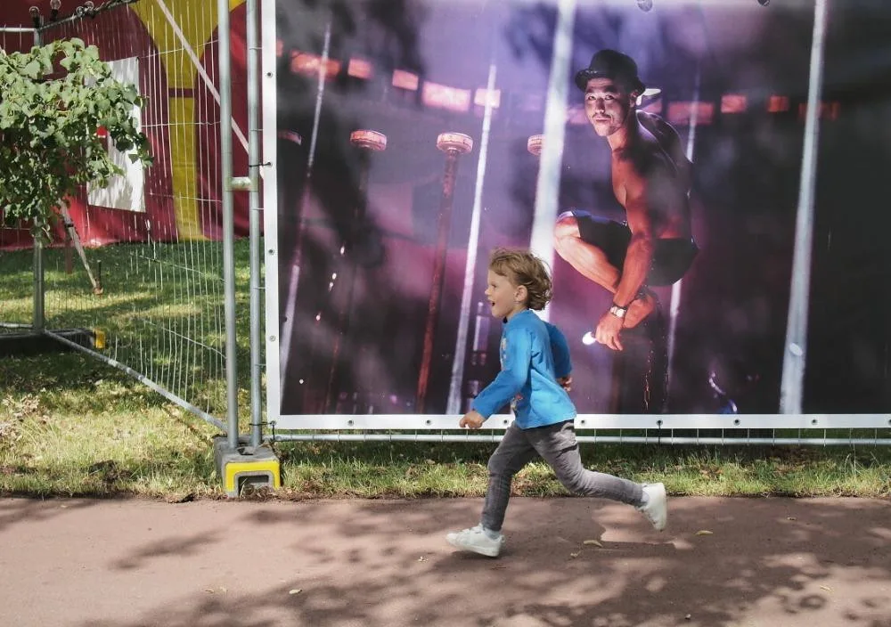 Vzdušní akrobaté zahájili festival nového cirkusu na Letné.