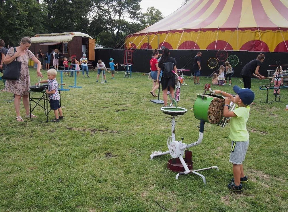 Vzdušní akrobaté zahájili festival nového cirkusu na Letné.