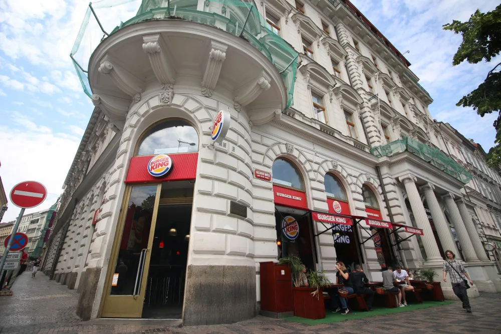 Spor o prostory na Václavské náměstí. Americký fastfood nahradí bonbony na váhu.