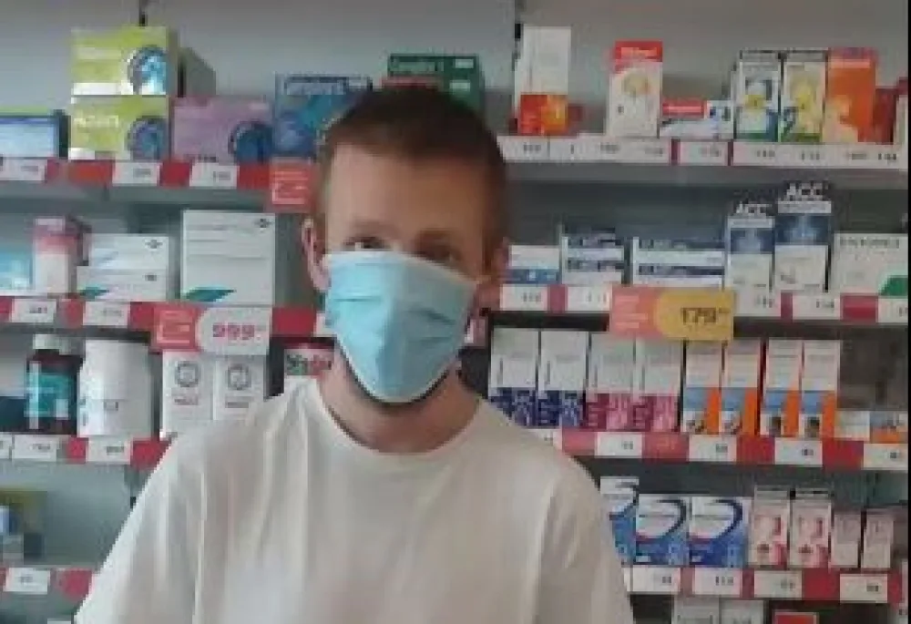 VIDEO: Žena bez roušky se dožadovala léků. Lékárník jí je odmítl vydat