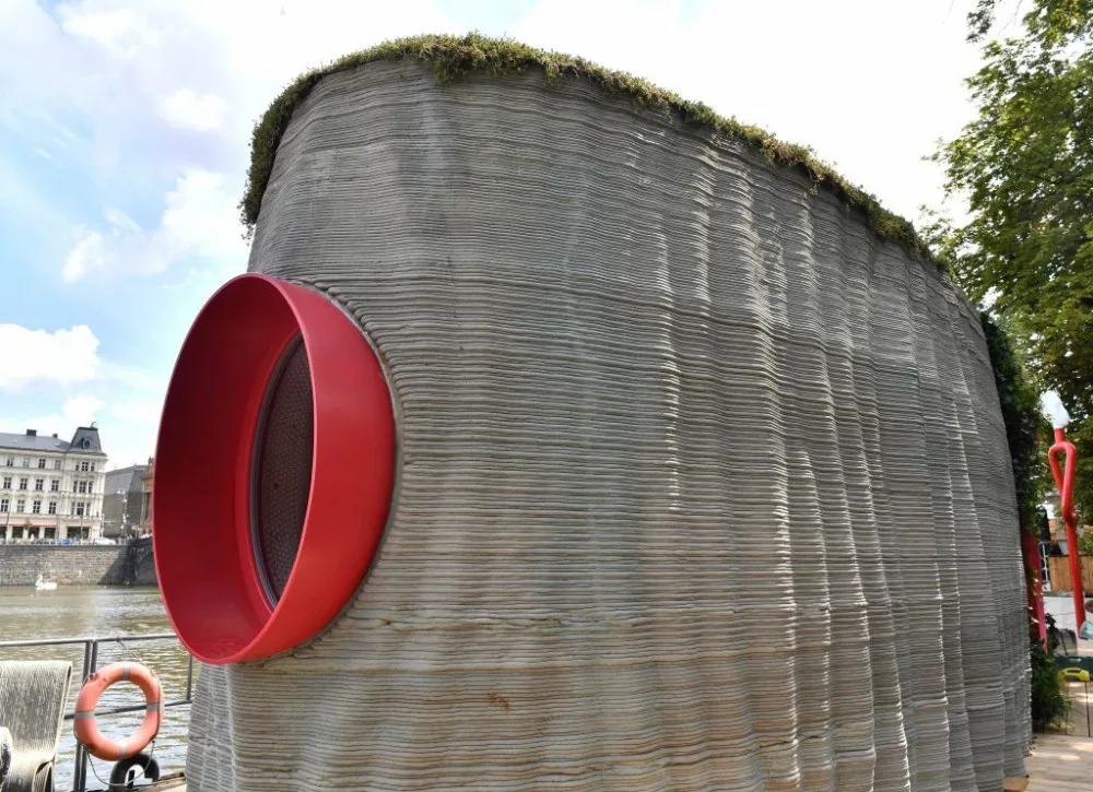 FOTO: První dům vytisknutý na 3D tiskárně zakotvil u Střeleckého ostrova. Podívejte se, jak vypadá