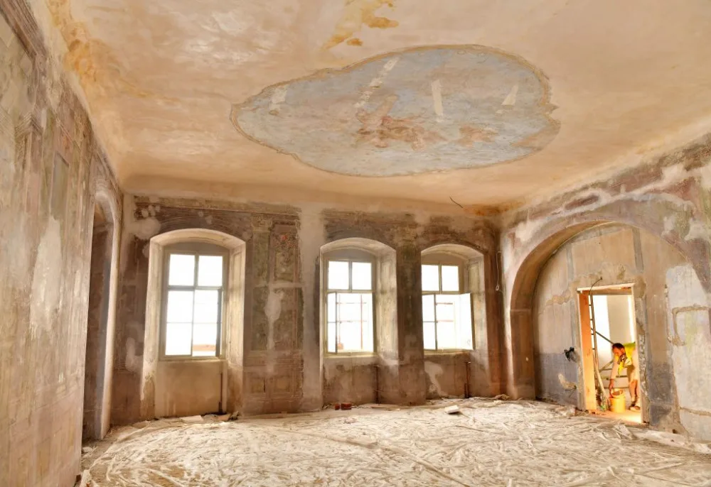 FOTO: Rekonstrukce historické budovy v Truhlářské ulici úspěšně pokračuje