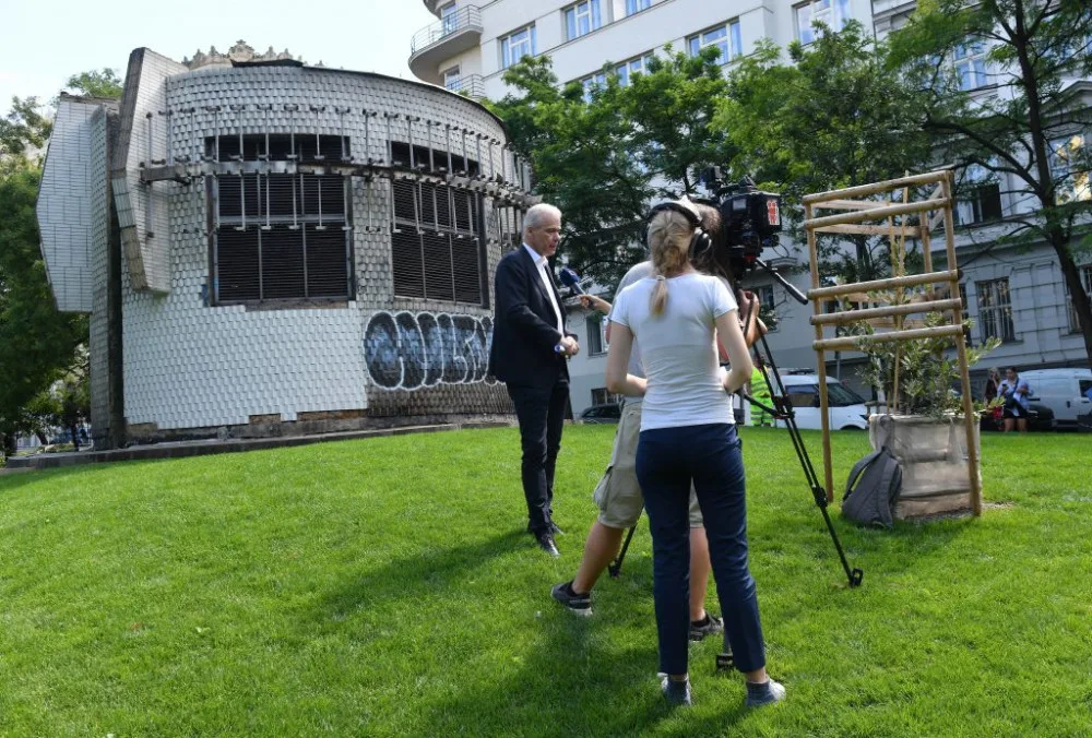 FOTO: Práce v Čelakovského sadech pokračují. Chystá se instalace kamerového systému