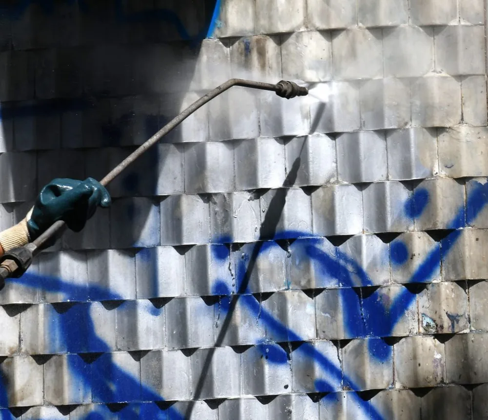 FOTO: Práce v Čelakovského sadech pokračují. Chystá se instalace kamerového systému