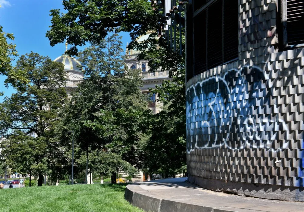FOTO: Práce v Čelakovského sadech pokračují. Chystá se instalace kamerového systému