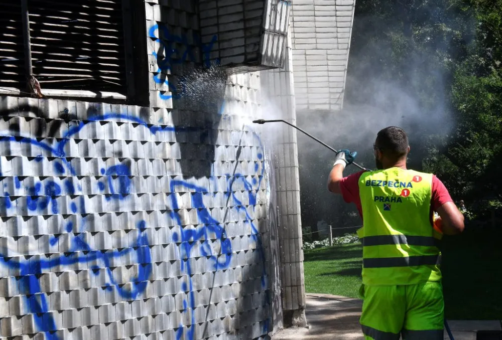 FOTO: Práce v Čelakovského sadech pokračují. Chystá se instalace kamerového systému