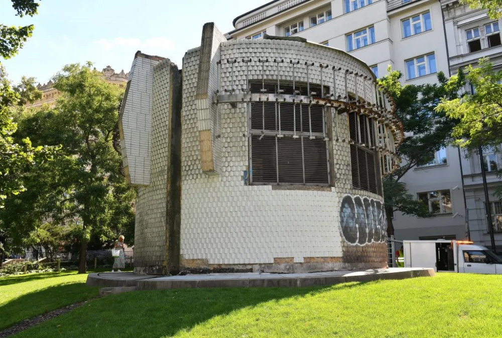 FOTO: Práce v Čelakovského sadech pokračují. Chystá se instalace kamerového systému