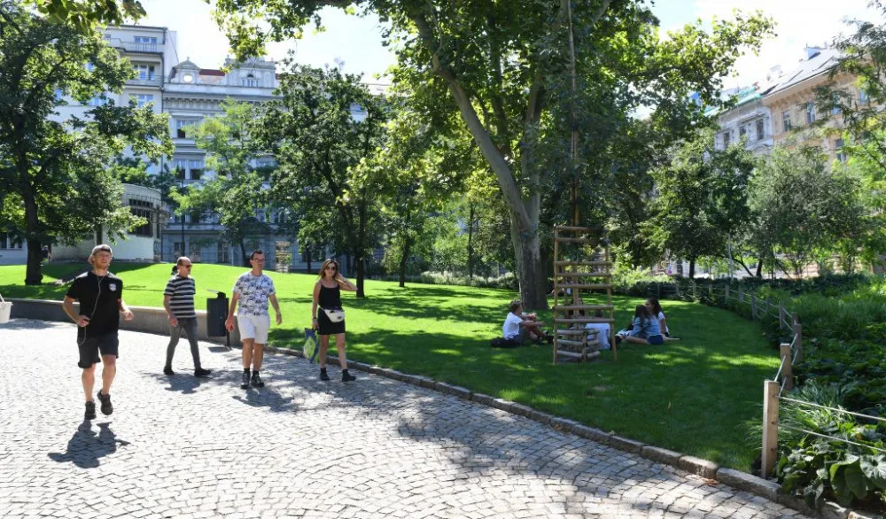 FOTO: Práce v Čelakovského sadech pokračují. Chystá se instalace kamerového systému