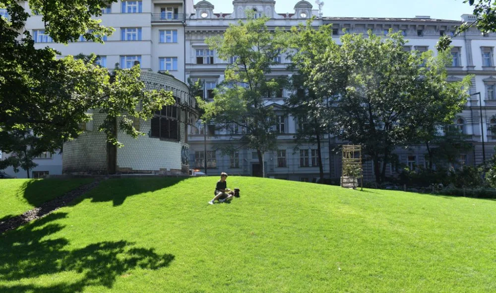 FOTO: Práce v Čelakovského sadech pokračují. Chystá se instalace kamerového systému