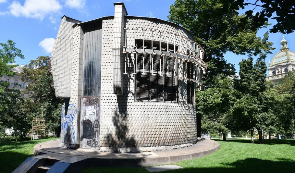 FOTO: Práce v Čelakovského sadech pokračují. Chystá se instalace kamerového systému