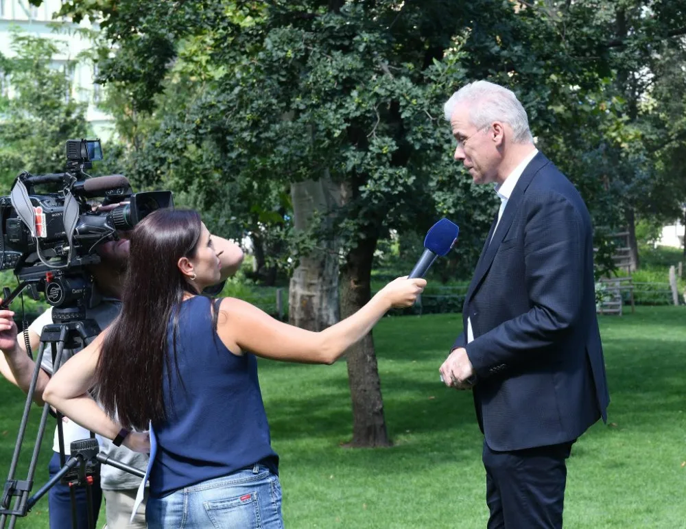 FOTO: Práce v Čelakovského sadech pokračují. Chystá se instalace kamerového systému