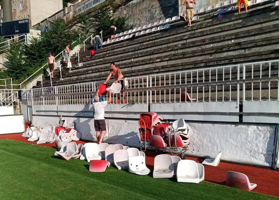 FOTO: Fanoušci Viktorky Žižkov pomáhali na stadionu s demontáží sedaček