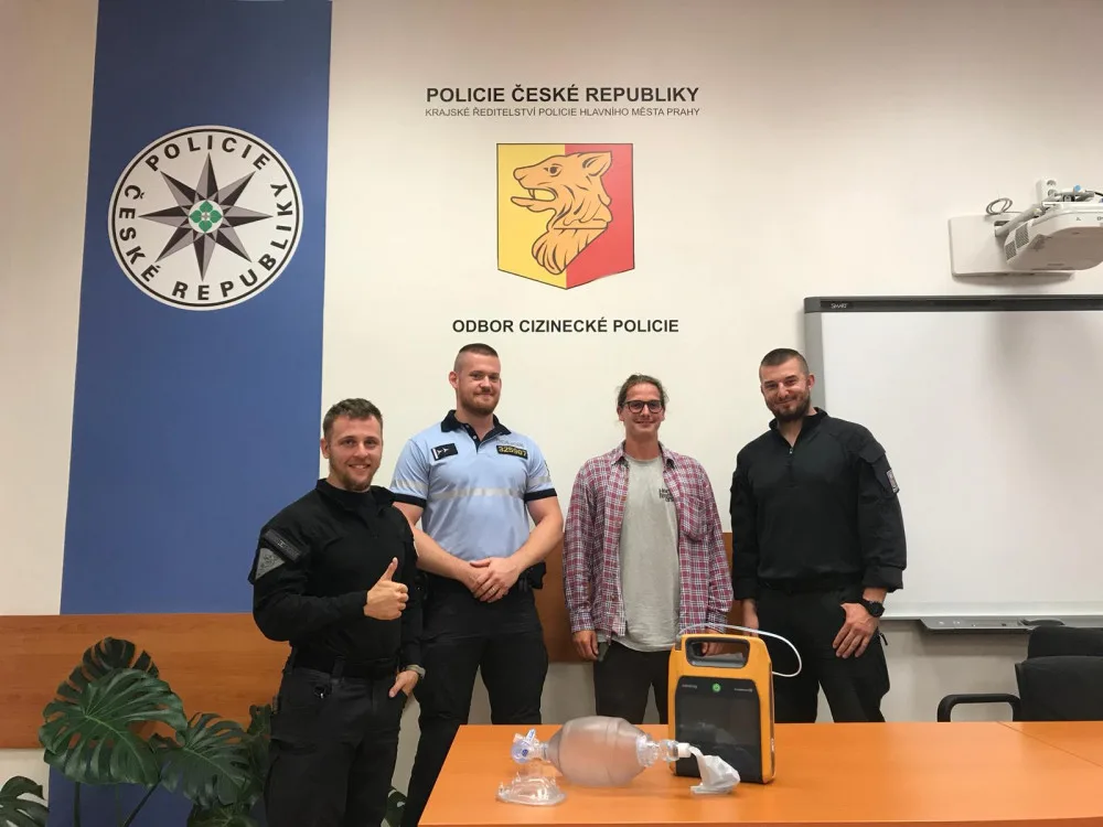 FOTO: Pražští policisté zachránili život dělníkovi. Ten jim přišel osobně poděkovat