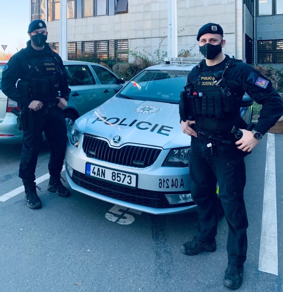 FOTO: Pražští policisté zachránili život dělníkovi. Ten jim přišel osobně poděkovat