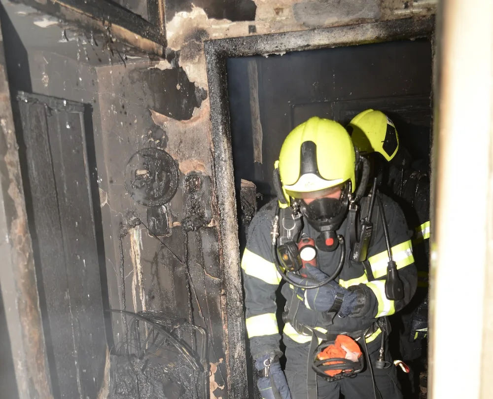 Pět osob zachránili hasiči při požáru v Praze 5. Škoda je půl milionu korun