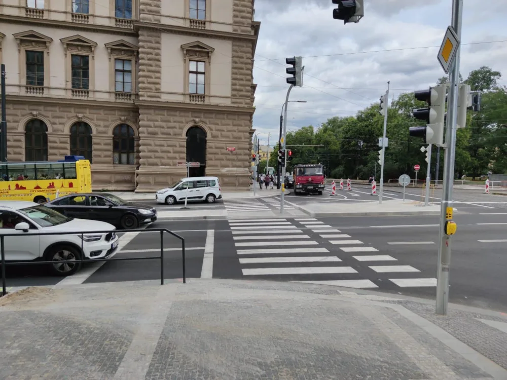 FOTO: Na Karlově náměstí skončila první etapa plánovaných opravy silnic a chodníků