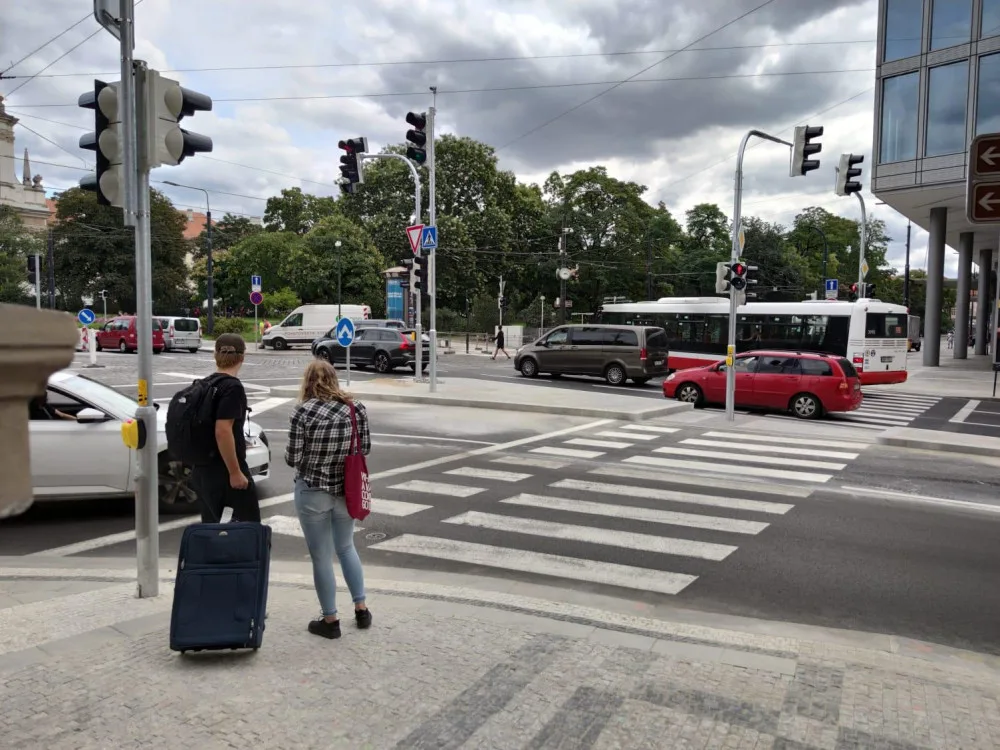 FOTO: Na Karlově náměstí skončila první etapa plánovaných opravy silnic a chodníků