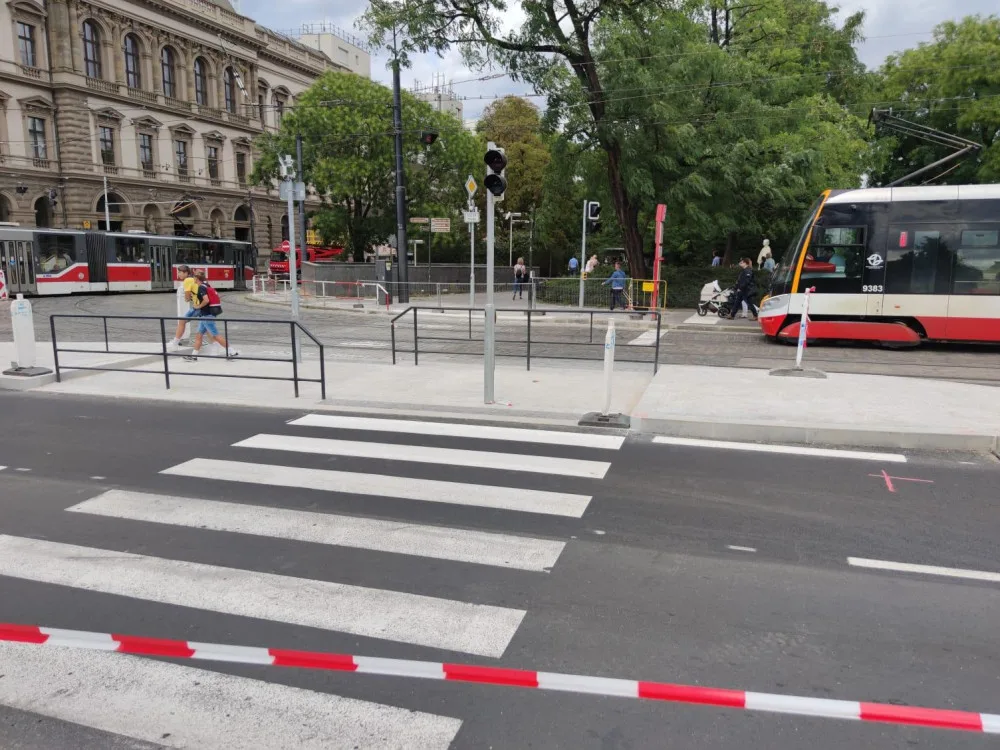 FOTO: Na Karlově náměstí skončila první etapa plánovaných opravy silnic a chodníků