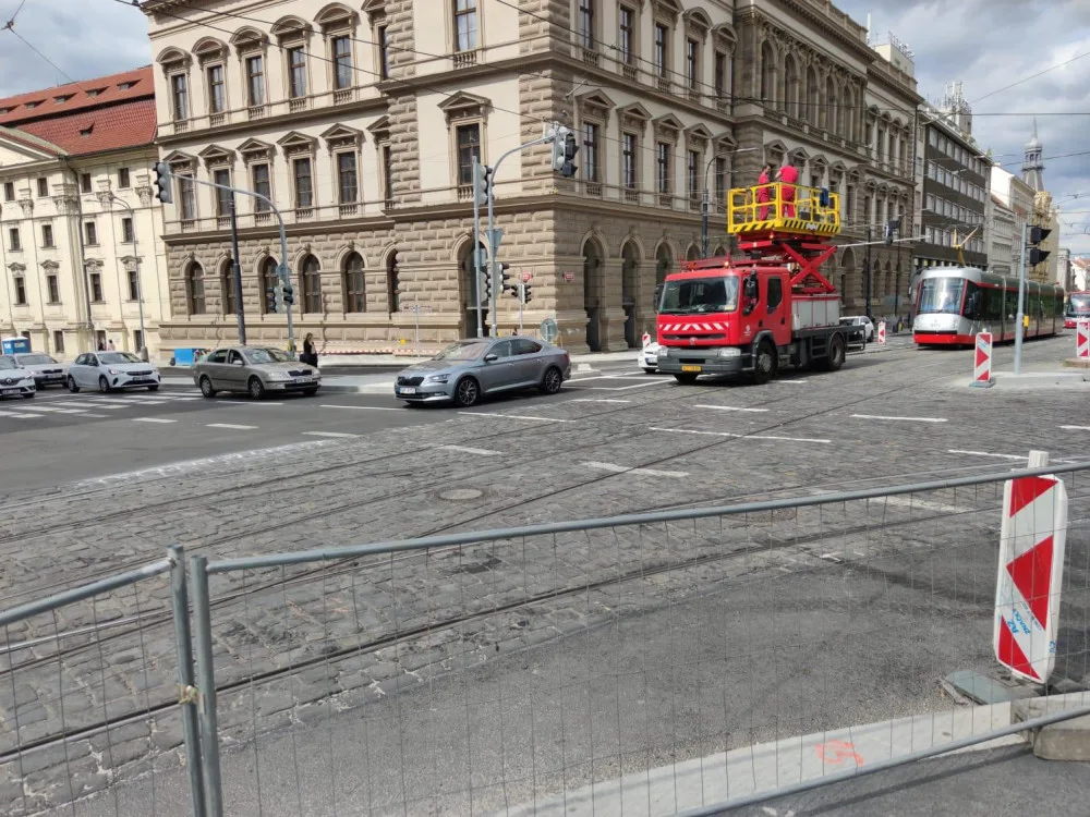 FOTO: Na Karlově náměstí skončila první etapa plánovaných opravy silnic a chodníků