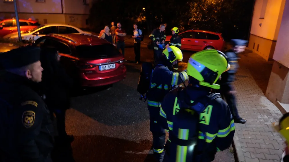 FOTO, VIDEO: Při požáru v Praze 4 dnes večer zemřel starší muž