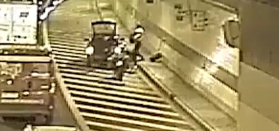 VIDEO: Invalida měl defekt pneumatiky v tunelu Blanka. Kolo mu vyměnil policista