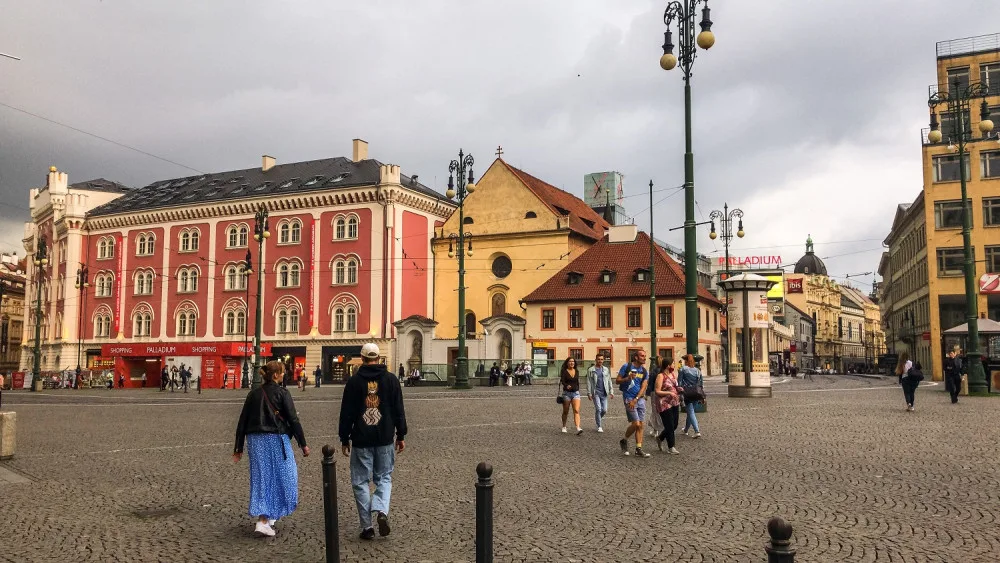 Výstava na náměstí Republiky má poukázat na soužití s krátkodobým ubytováním