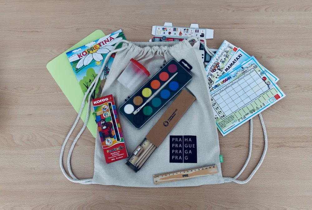 Praha darovala prvňáčkům školní balíčky a roušky