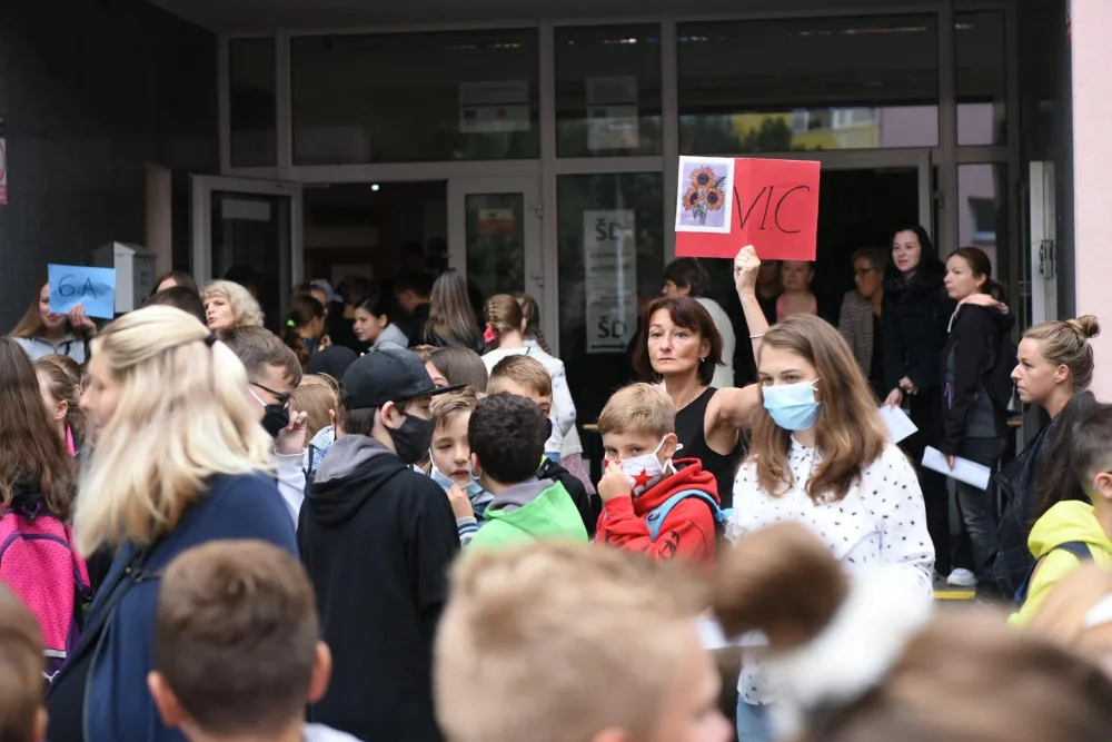 FOTO: Přes tisíc prvňáčků včera usedlo do lavic v 15 školách v Praze 8