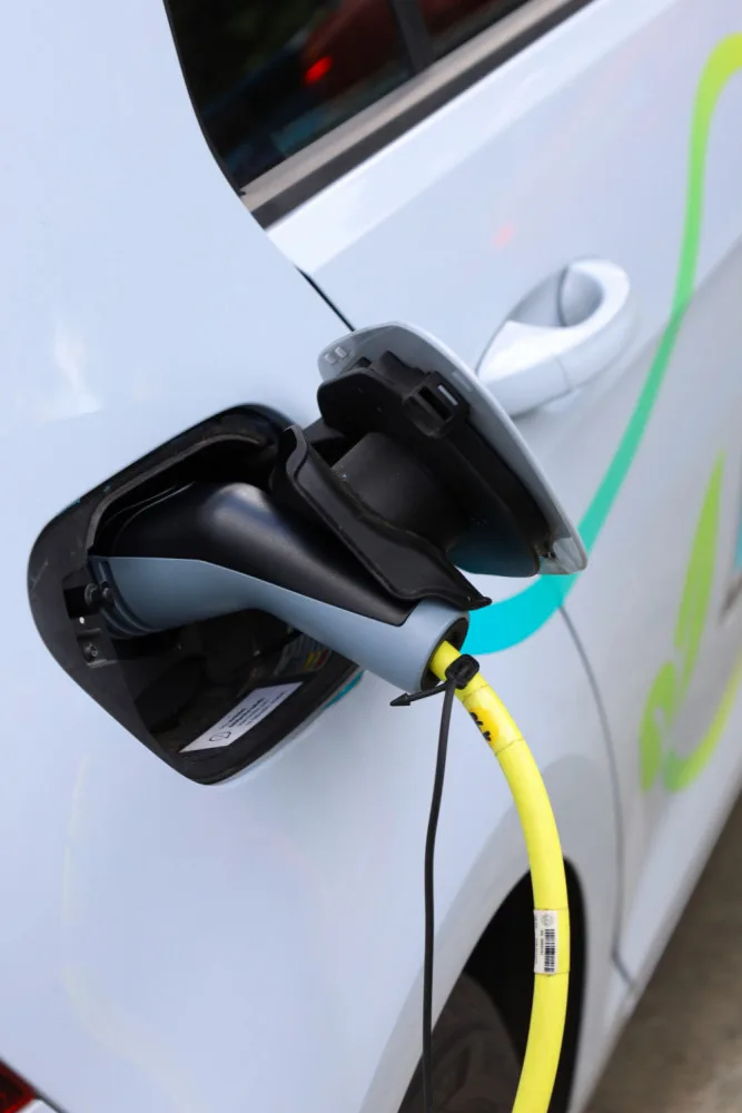 FOTO: Třináct nových stožárů veřejného osvětlení pro dobíjení elektromobilů vzniklo na Vinohradech