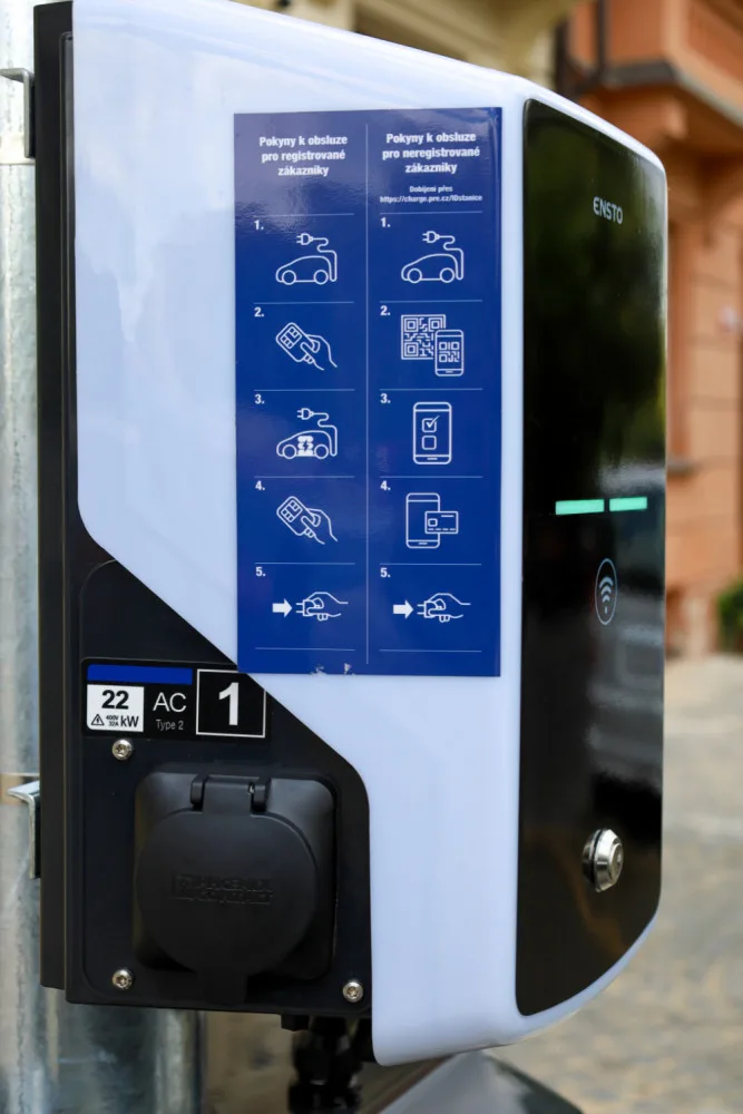 FOTO: Třináct nových stožárů veřejného osvětlení pro dobíjení elektromobilů vzniklo na Vinohradech