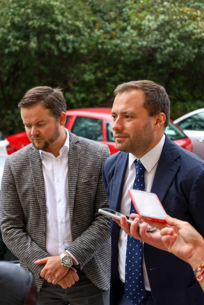 FOTO: Třináct nových stožárů veřejného osvětlení pro dobíjení elektromobilů vzniklo na Vinohradech