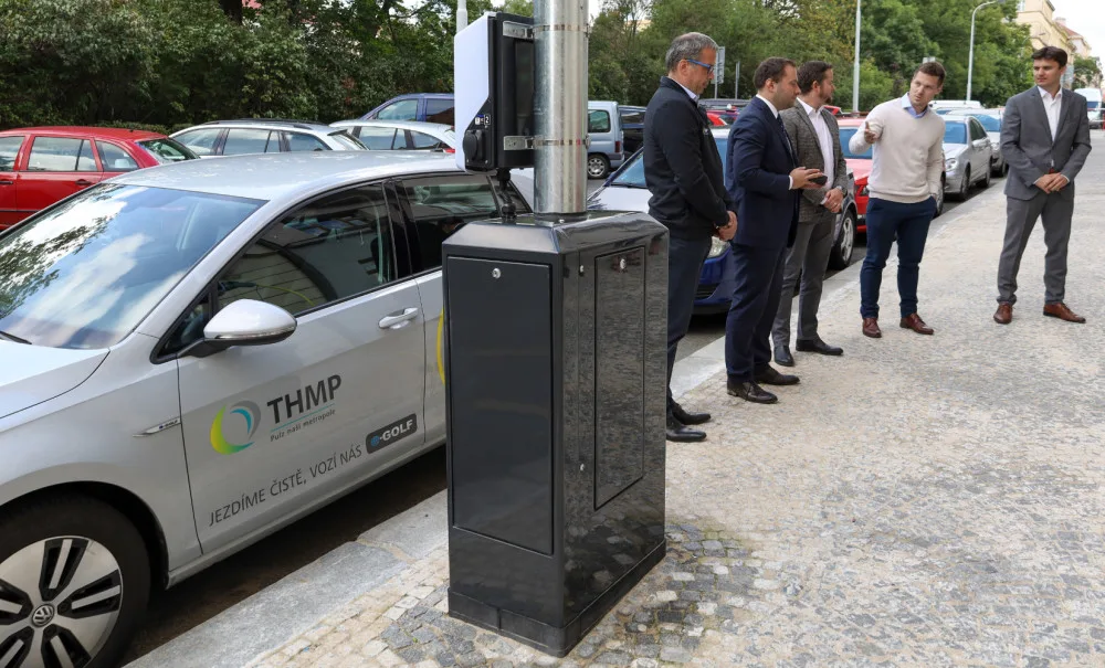 FOTO: Třináct nových stožárů veřejného osvětlení pro dobíjení elektromobilů vzniklo na Vinohradech
