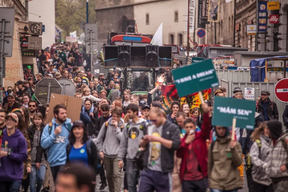 FOTO: Prahou projdou milovníci konopí. Million Marihuana March volá po jeho legalizaci