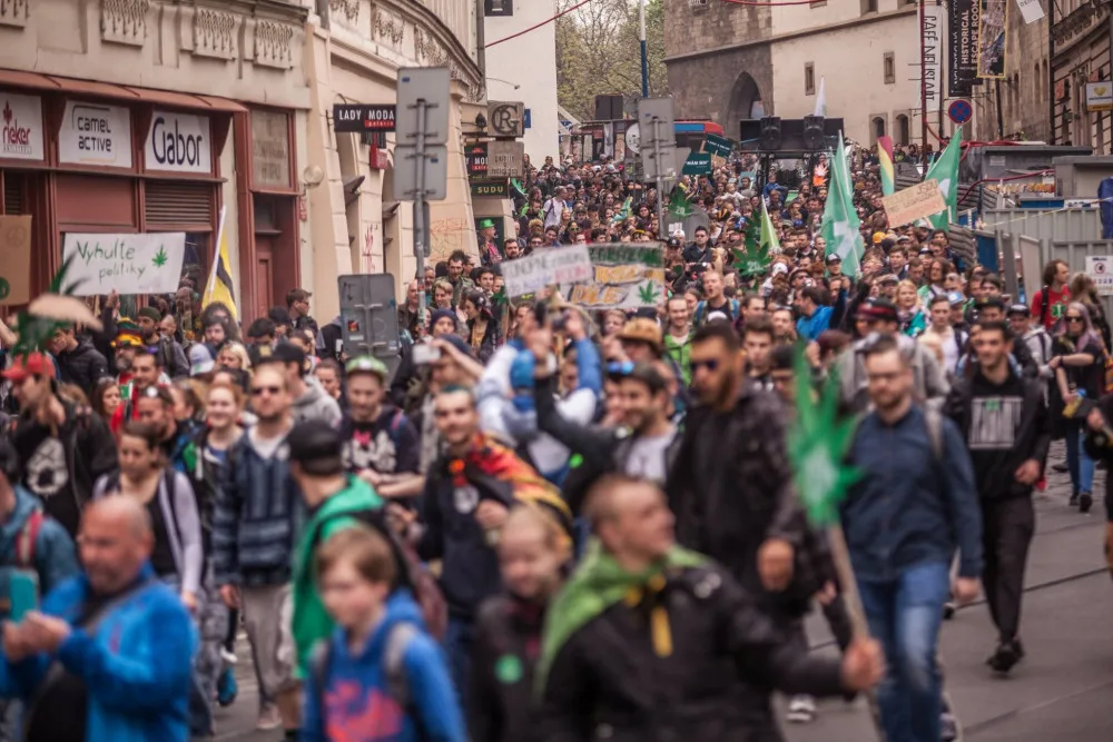 FOTO: Prahou projdou milovníci konopí. Million Marihuana March volá po jeho legalizaci