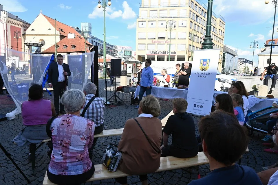 FOTO: Na náměstí republiky otevřeli výstavu týkající se krátkodobého ubytování v centru Prahy