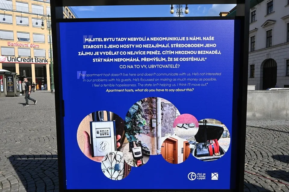 FOTO: Na náměstí republiky otevřeli výstavu týkající se krátkodobého ubytování v centru Prahy