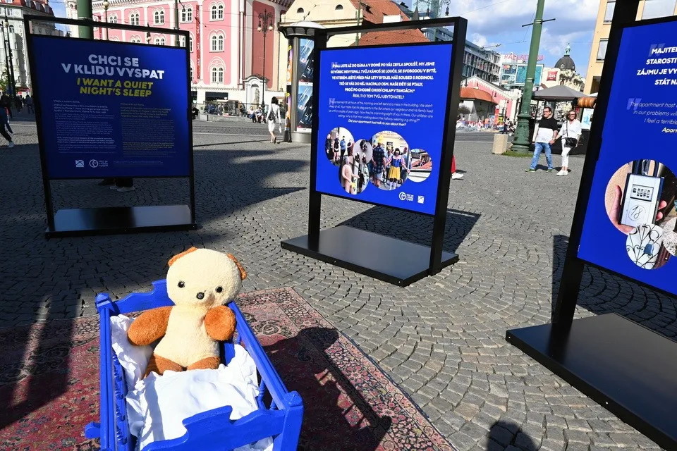 FOTO: Na náměstí republiky otevřeli výstavu týkající se krátkodobého ubytování v centru Prahy