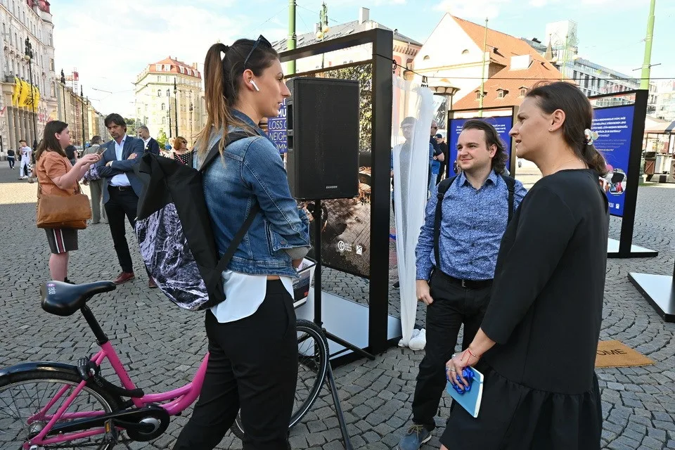 FOTO: Na náměstí republiky otevřeli výstavu týkající se krátkodobého ubytování v centru Prahy
