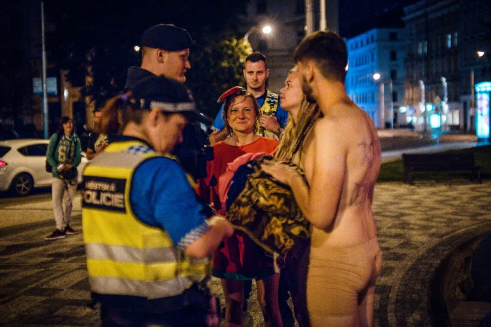 FOTO: Aktivisté obarvili vodu ve fontáně v Praze na červeno. Chtějí zákaz živočišných produktů